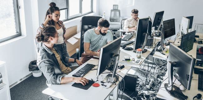 команда разработчиков в офисе
